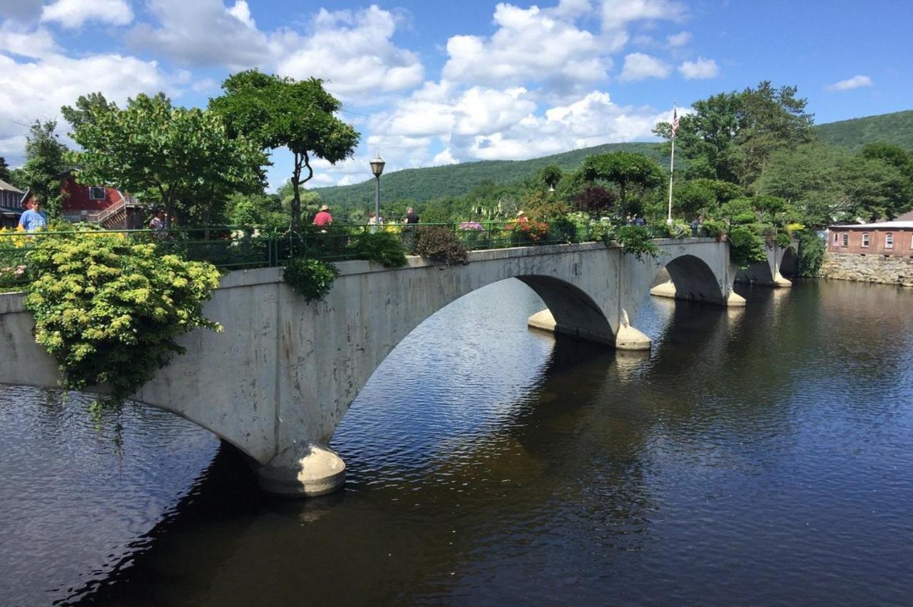 Blooming Inn Shelburne Falls Exteriör bild